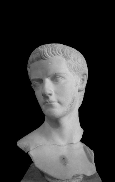 Kế đến, Caligula còn ăn mặc giống như thần Jupiter. Trong số này có việc bạo chúa La Mã đeo một bộ râu giả bằng vàng và cầm trong tay một tia sét.