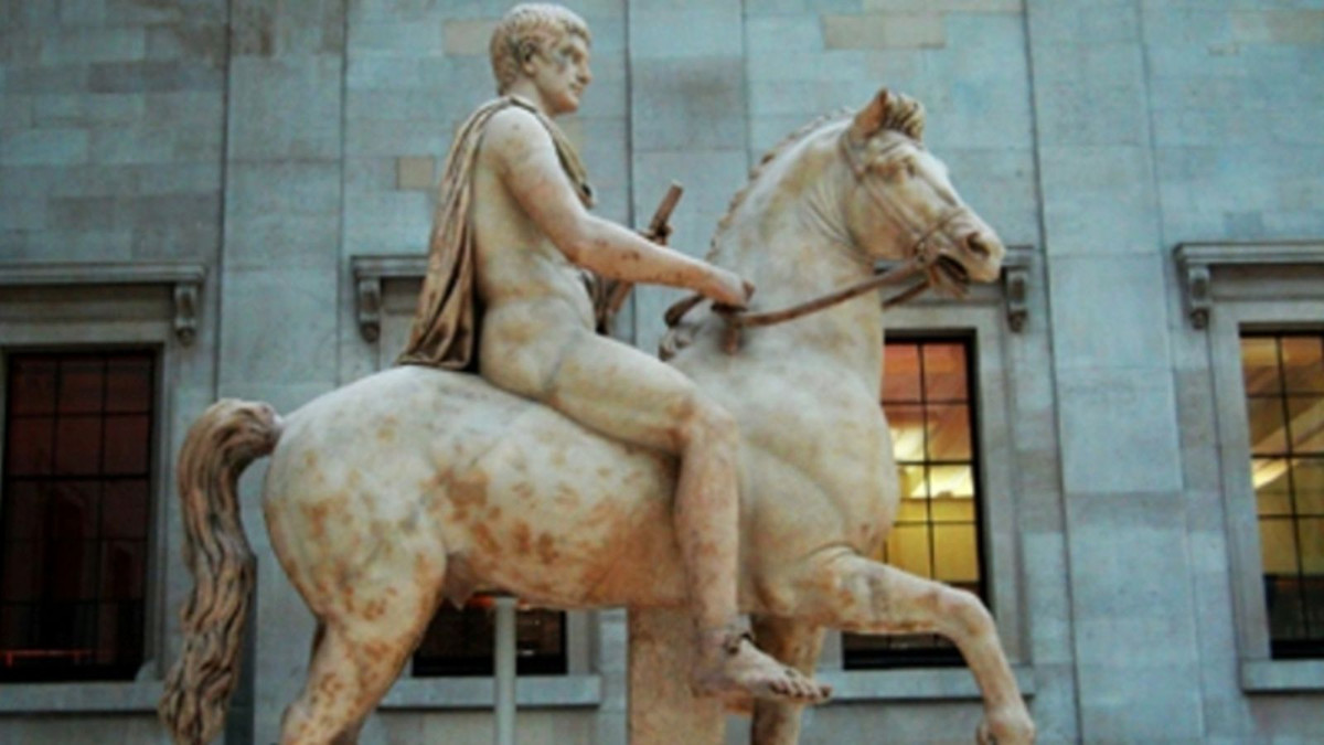 Khác với những con ngựa khác, Incitatus được sống trong một chiếc chuồng xa hoa làm từ đá cẩm thạch. Thêm nữa, máng ăn của nó làm từ ngà voi.