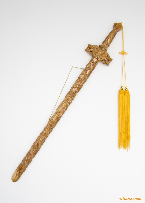 Vào năm 1928, Tôn Điện Anh đào trộm mộ hoàng đế Càn Long và lấy đi nhiều báu vật trong đó có Cửu Long bảo kiếm. Binh khí này được coi là thanh kiếm thuộc về cõi âm.