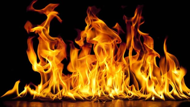 Vào ngày 17/3/1946, Đới Lạp mang theo Cửu Long bảo kiếm trong chuyến bay tới Nam Kinh để gặp Tưởng Giới Thạch thì máy bay đâm vào đỉnh núi Giang Ninh. Hậu quả là máy bay bốc cháy khiến Đới Lạp thiệt mạng và thanh bảo kiếm bị cháy không còn nguyên vẹn.