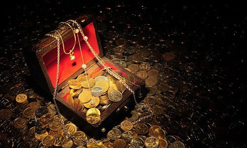 Trong số này nổi tiếng là việc Don Miguel Peralta từng tuyên bố tìm thấy mạch vàng tại ngọn núi này. Tuy nhiên, Peralta bị thổ dân da đỏ Apache sát hại năm 1845.