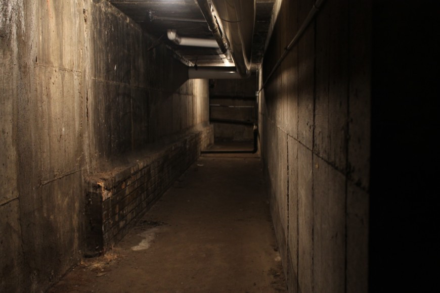 Trong quá trình xây dựng khách sạn, Holmes thiết kế một cấu trúc bao gồm các hành lang giống như cầu trượt dẫn đến một tầng hầm bí mật.