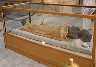 Về sau, xác ướp được đưa tới Bảo tàng Dân tộc học Paris để kiểm tra và áp dụng những phương pháp tiên tiến để ngăn thi hài phân hủy. Kết thúc quá trình trên, xác ướp được đưa trở lại Ai Cập an toàn.