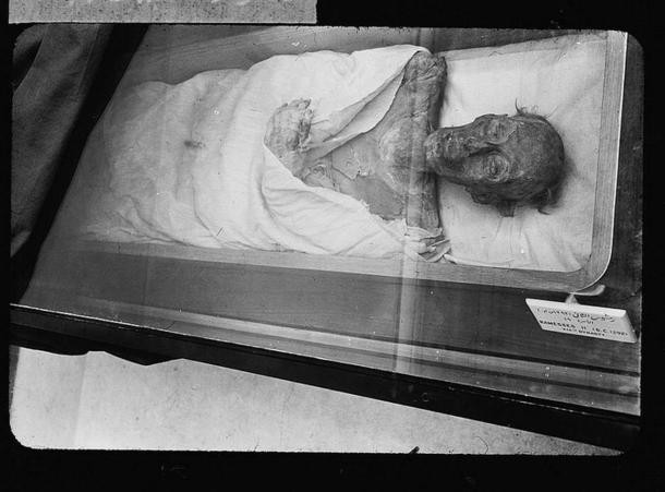 Theo các chuyên gia, ban đầu, xác ướp của pharaoh Ramesses II được đặt trong khu mộ có số hiệu KV7. Về sau, các thầy tu Ai Cập đã chuyển thi thể pharaoh tới hầm Deir el-Bahri. Xác ướp của vị vua huyền thoại này nằm ở đó trong suốt nhiều thế kỷ cho đến khi được các nhà khảo cổ phát hiện vào năm 1881.