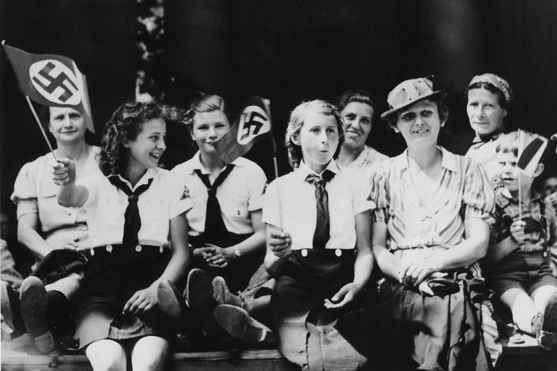 Về sau, trùm phát xít Hitler ra chỉ thị những cô gái trẻ từ 10 - 18 tuổi tiếp nhận sự huấn luyện khắc nghiệt để chiến đấu và bảo vệ đất nước.