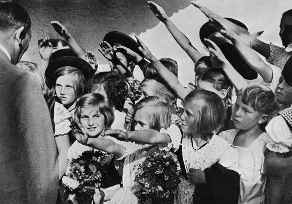Cụ thể, theo lệnh Hitler và chính quyền Đức quốc xã, Bund Deutscher Madel (BDM) hay còn gọi là Liên đoàn Các cô gái Đức được thành lập.