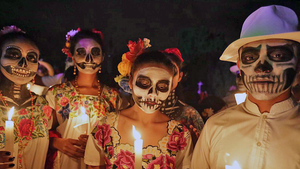 Vào dịp này, thi hài người chết được đào lên khỏi mộ, lau sạch bụi bẩn, đánh bóng, cọ rửa và sắp xếp lại.