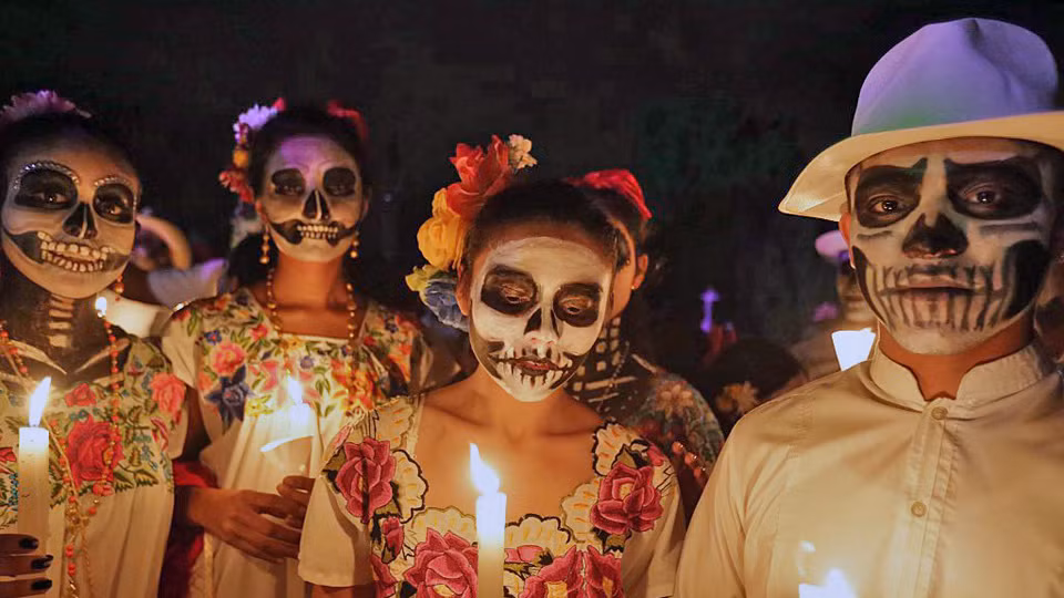 Vào dịp này, thi hài người chết được đào lên khỏi mộ, lau sạch bụi bẩn, đánh bóng, cọ rửa và sắp xếp lại.