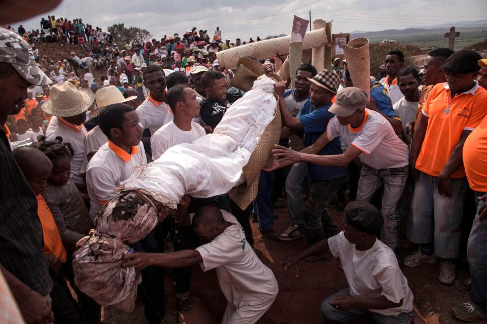 Người Malagasy thực hiện nghi lễ này 7 năm/lần để tưởng nhớ người thân đã mất. Sau khi kết thúc nghi lễ, thi hài được chôn cất trở lại trong lòng đất.