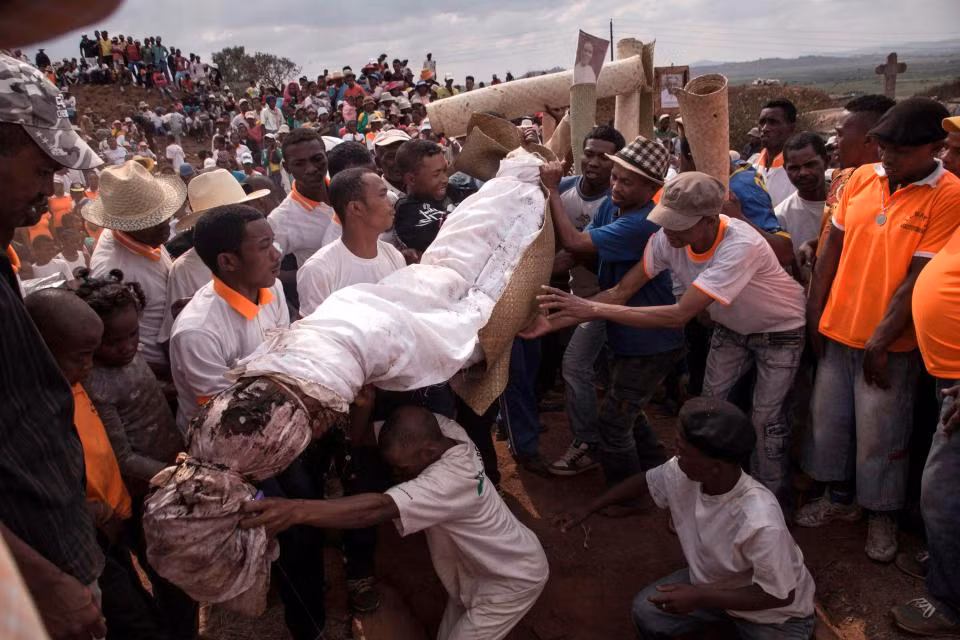 Người Malagasy thực hiện nghi lễ này 7 năm/lần để tưởng nhớ người thân đã mất. Sau khi kết thúc nghi lễ, thi hài được chôn cất trở lại trong lòng đất.