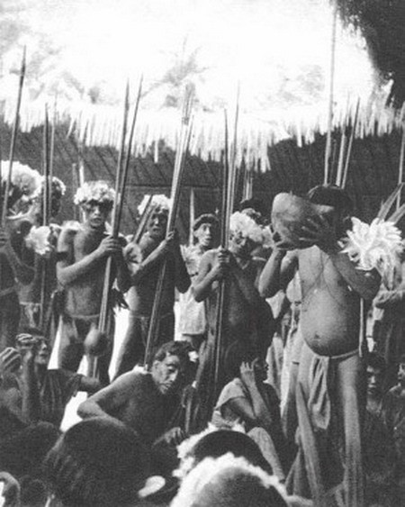 Theo đó, trong thời gian tổ chức nghi lễ Endocannibalism, các thành viên bộ lạc sẽ ăn thi thể người thân đã mất.