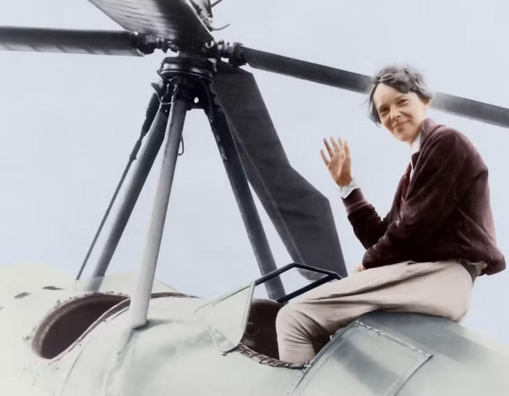 1. Amelia Earhart là nữ phi công đầu tiên một mình thực hiện chuyến bay qua Đại Tây Dương. Tuy nhiên, đến năm 1937, Earhart mất tích bí ẩn khi thực hiện chuyến bay vòng quanh thế giới cùng với người hoa tiêu Fred Noonan.
