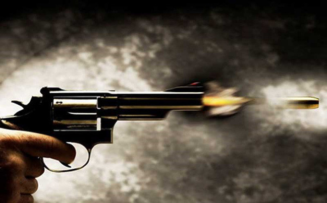 Trong khi thực hiện vụ cướp, nhân viên làm việc tại cửa hàng Claude Shaffer, 64 tuổi, bị hai tên tội phạm trên bắn chết.