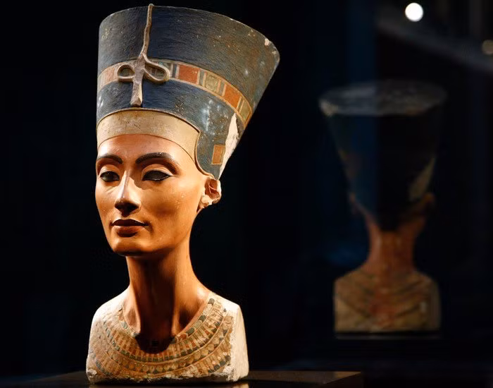 Một nữ hoàng Ai Cập khác được người đời ca ngợi là giai nhân tuyệt sắc chính là Nefertiti. Thậm chí, bà được coi là nữ hoàng đẹp nhất Ai Cập.
