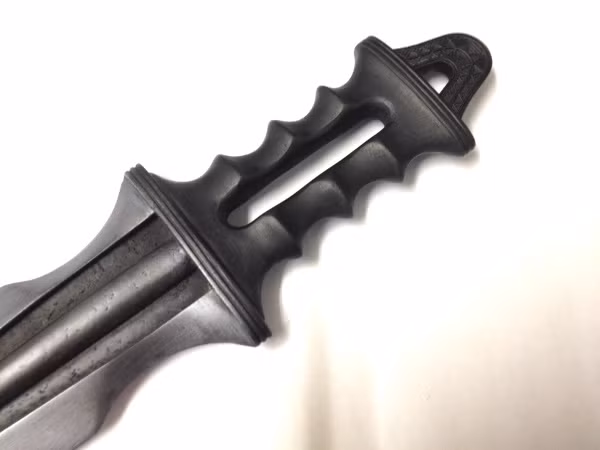 Theo một câu chuyện dân gian, thanh bảo kiếm này bị mất tích bí ẩn trong một trận chiến hồi thế kỷ 14. Vì vậy, cho đến nay, tung tích của thanh kiếm Kusanagi-no-Tsurugi vẫn là một ẩn số.