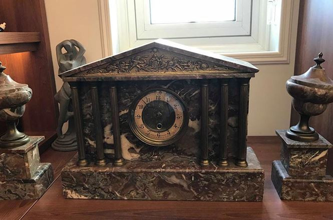 Một chiếc đồng hồ cổ khác của ông Tình được chế tác cực kì tinh tế, cầu kì bằng đá quý.