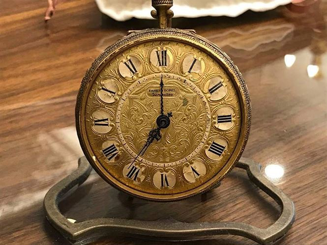 Còn đây là một chiếc đồng hồ được chế tác từ vàng ròng và làm thủ công hoàn toàn.