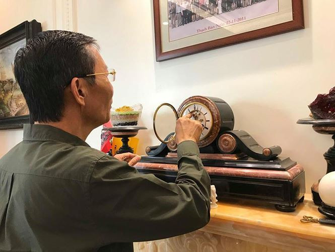 Mỗi ngày, ông Tình đều lên dây cót cho các loại đồng hồ trong bộ sưu tập của mình. Do bộ sưu tập khá nhiều loại đồng hồ nên ông thường mất khá nhiều thời gian. Tuy nhiên, đó lại là cái thú của người chơi đồng hồ như ông.