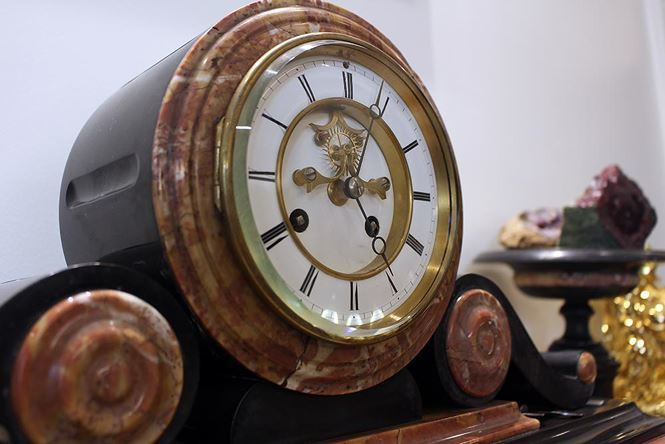 Những chiếc đồng hồ cổ của ông Tình đều rất độc đáo được ông mất rất nhiều công sưu tầm. Trong ảnh là một chiếc đồng hồ có vỏ được làm từ đá quý.