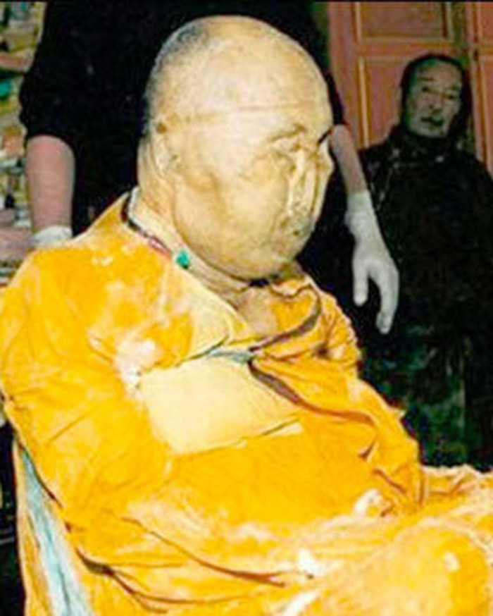 Sự việc càng được công chúng quan tâm hơn khi người ta phát hiện một số hình ảnh CCTV tại tu viện Ivolginsky cho thấy vị Lạt Ma quá cố "thức giấc và di chuyển trong đêm".