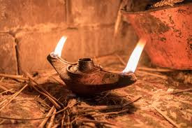 Một số giả thuyết, nhận định được đưa ra để lý giải bí ẩn này. Đáng chú ý là việc nhà hóa học Brand của Đức từng đưa ra nhận định là những ngọn đèn vĩnh cửu này cháy mãi là do phốt pho.