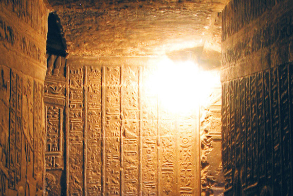 Trong số này, triết gia La Mã Pliny từng viết về ngọn đèn cháy mãi được thắp bằng một loại dầu đặc biệt và có một sợi bấc cũng hết sức khác thường.