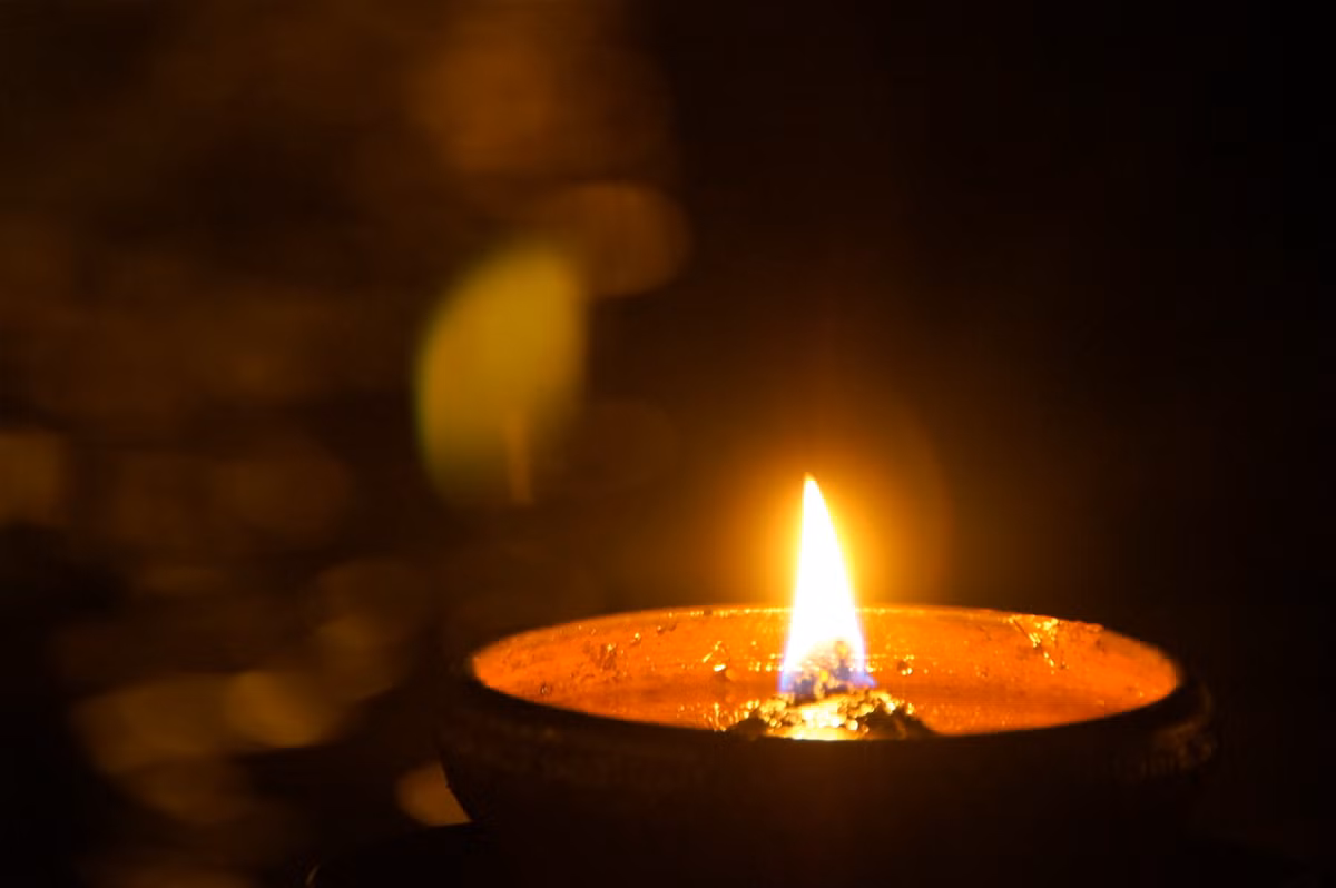 Người xưa dùng loại dầu được tạo ra những thành phần nào nào để thắp sáng ngọn đèn là một bí ẩn. Cho đến nay, giới chuyên gia vẫn chưa thể giải mã được những điều trên.