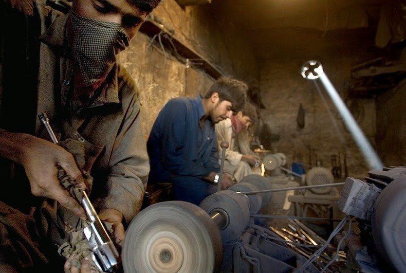 Khi quân đội Liên Xô rút quân, các nhà sản xuất và thương nhân địa phương bắt đầu bán vũ khí cho Taliban. Hiện chính phủ Pakistan thực hiện việc siết chặt quản lý nhằm không để những vũ khí nguy hiểm này rơi vào tay những phần tử khủng bố. Mời độc giả xem video: Ngôi làng ở "tận cùng trái đất" (nguồn: VTC14)