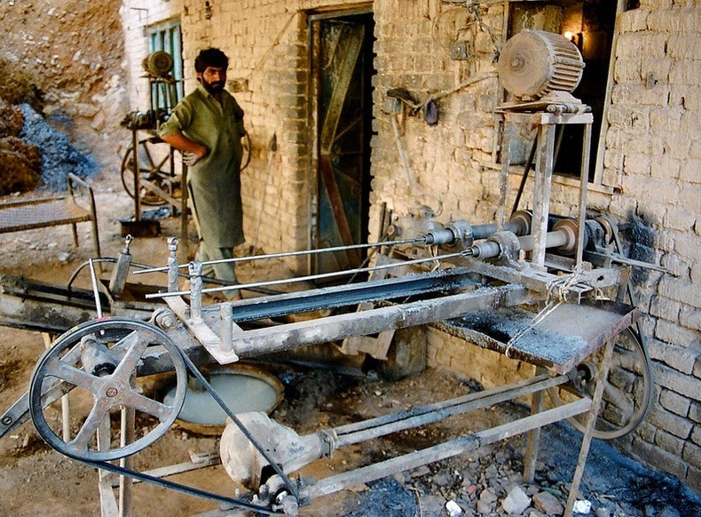 Darra Adam Khel dần trở thành chợ đen bán vũ khí với giá rẻ lớn nhất trong khu vực.