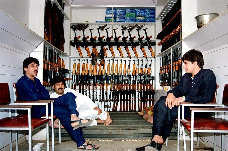 Bên cạnh những loại súng trường phổ biến có khả năng sát thương cao và dễ sử dụng như AK-47 có giá khoảng 120 USD, người mua còn dễ dàng tìm mua được nhiều loại súng tiểu liên và súng ngắn khác nhau.