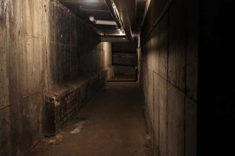 Tầng hầm này chính là nơi gã sát nhân Holmes giết hại những khách đến thuê phòng. Không những vậy, Holmes còn có cả phòng thí nghiệm bên trong khách sạn để thực hiện giải phẫu các nạn nhân.