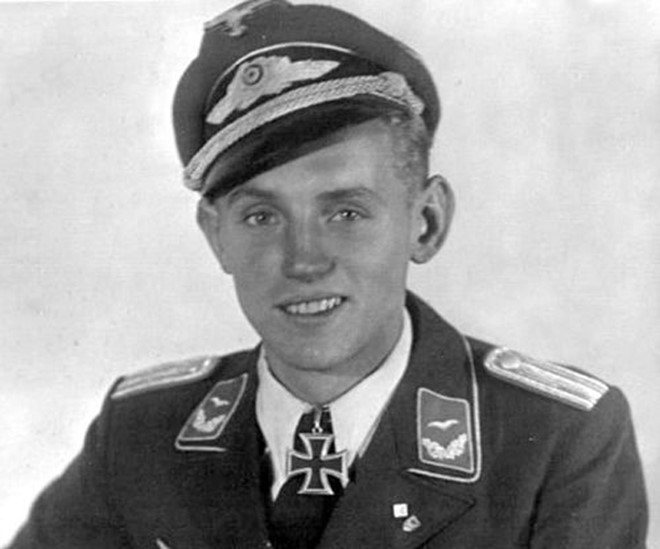 Là niềm tự hào của phát xít Đức, phi công Erich Hartmann sinh năm 1922 chiến đấu cho Không quân Đức khi Chiến tranh thế giới 2 nổ ra.