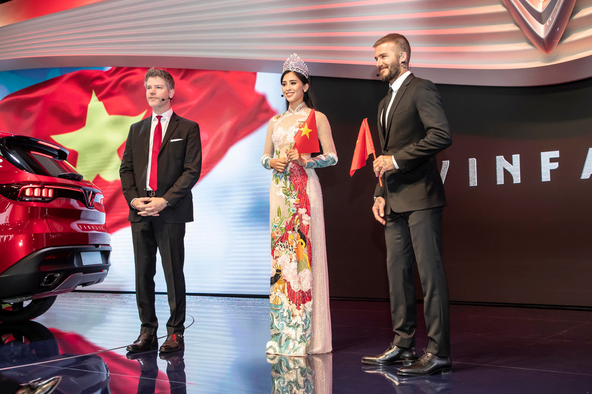 Hình ảnh Hoa hậu Việt Nam 2018 và huyền thoại bóng đá của Manchester United cầm lá cờ đỏ sao vàng cười rạng rỡ trên sân khấu, bên cạnh hai mẫu xe Lux A2.0 và Lux SA2.0 đã làm xúc động hàng triệu trái tim Việt Nam.