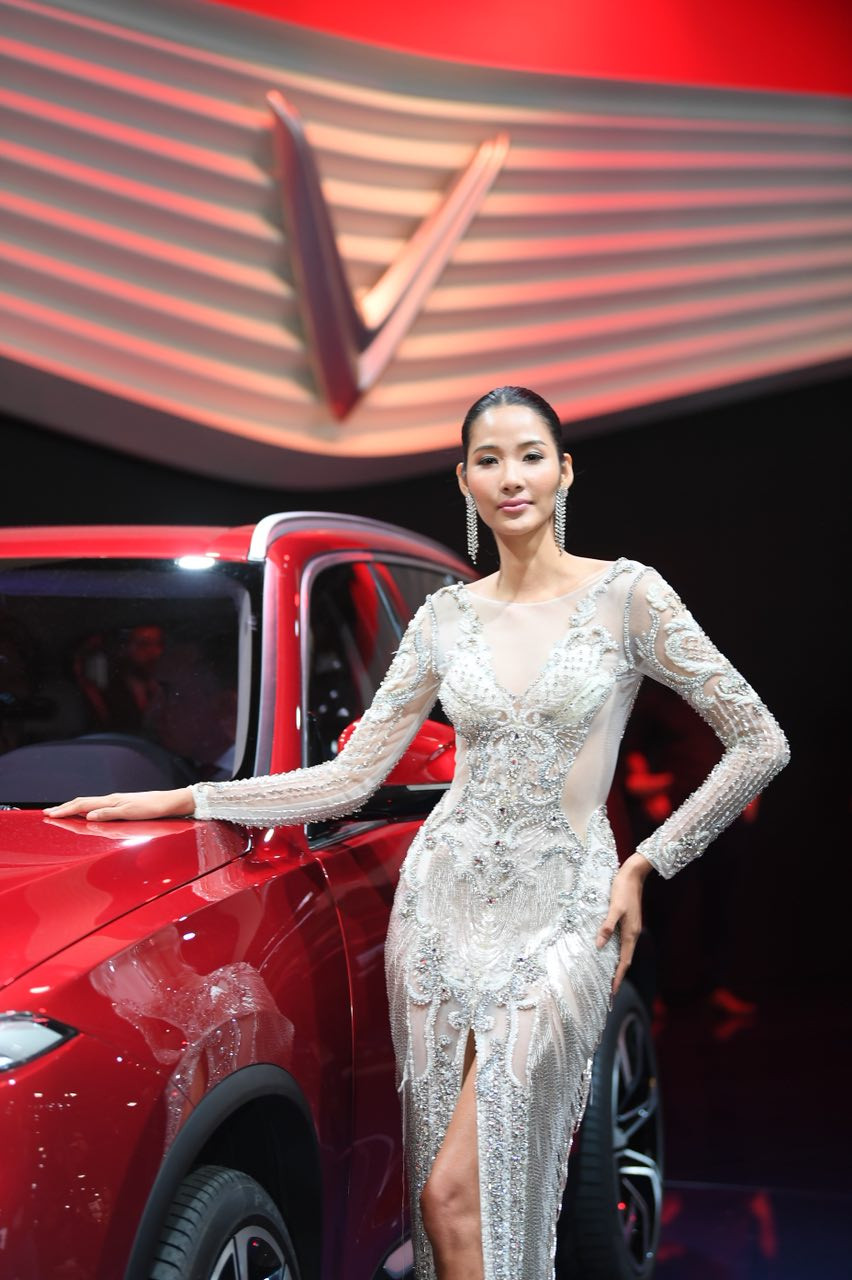Á hậu Hoàng Thuỳ và siêu mẫu điển trai Quang Đại cũng là khách mời của buổi lễ ra mắt xe VinFast tại Paris.