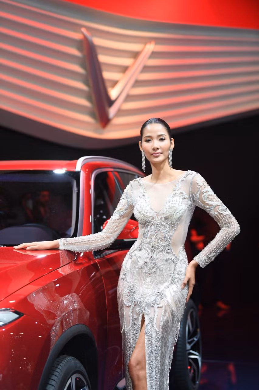 Á hậu Hoàng Thuỳ và siêu mẫu điển trai Quang Đại cũng là khách mời của buổi lễ ra mắt xe VinFast tại Paris.