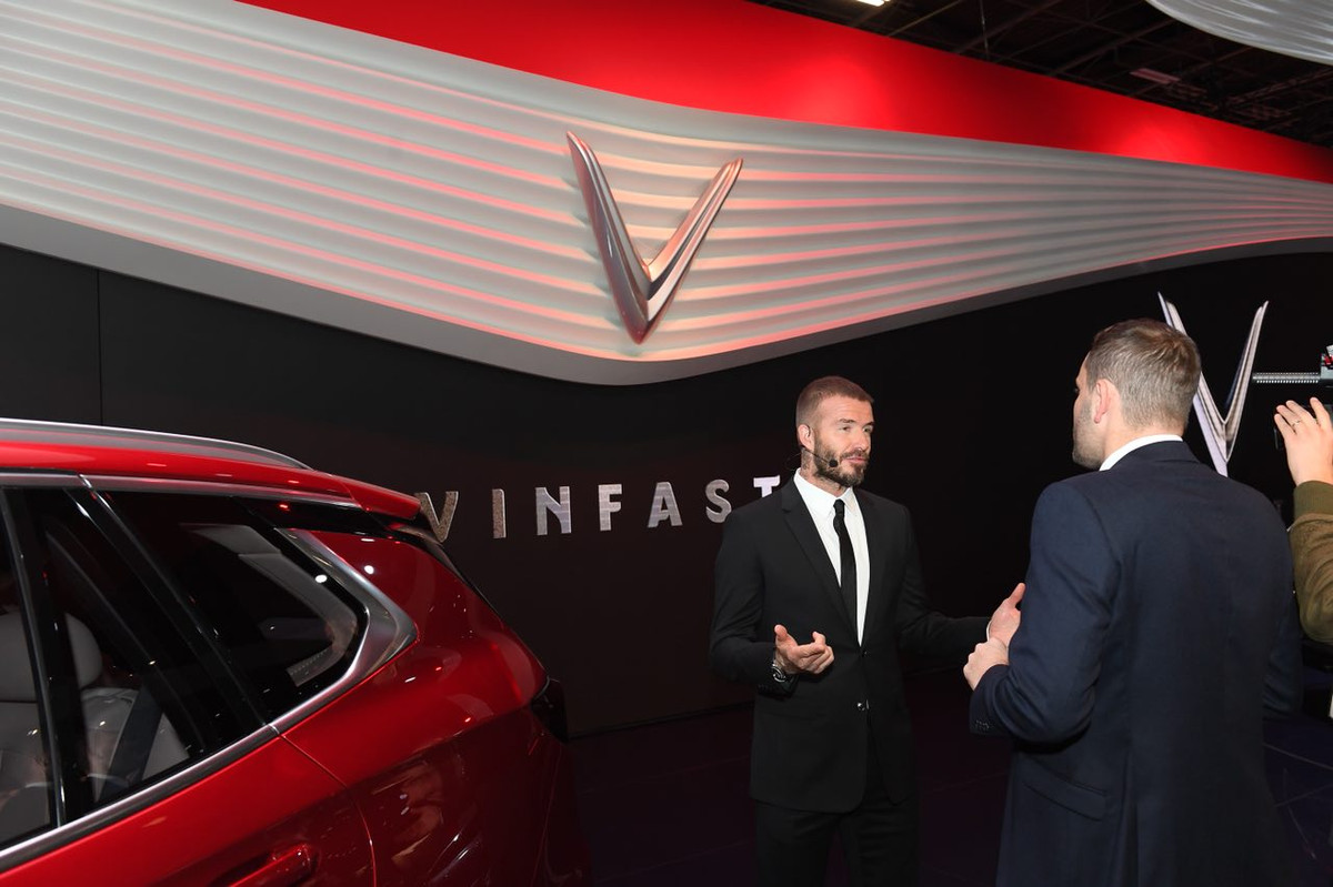 David Beckham hào hứng chia sẻ cùng các khách mời khác tại buổi lễ. Tận mắt thấy 2 mẫu xe VinFast, nam tài tử đã phải thốt lên: “Xe quá đẹp và đẳng cấp”.