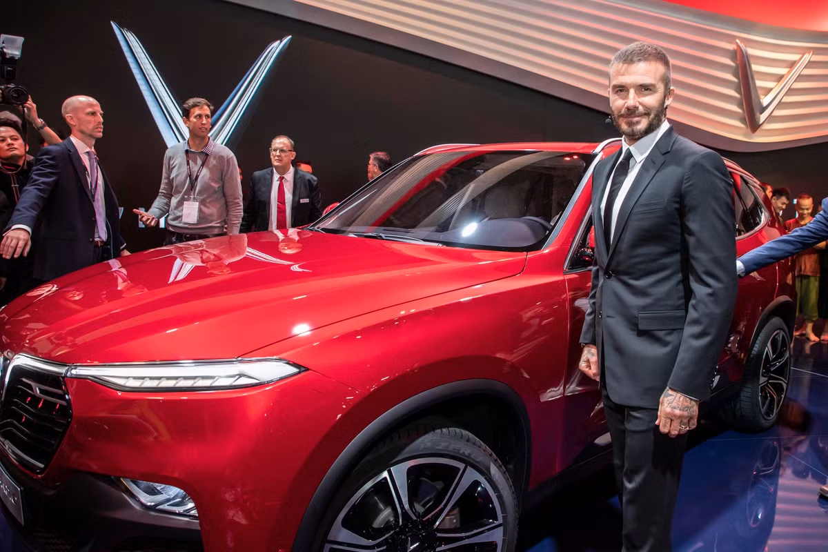 Anh tạo dáng vô cùng lịch lãm bên cạnh chiếc SUV LUX SA2.0.