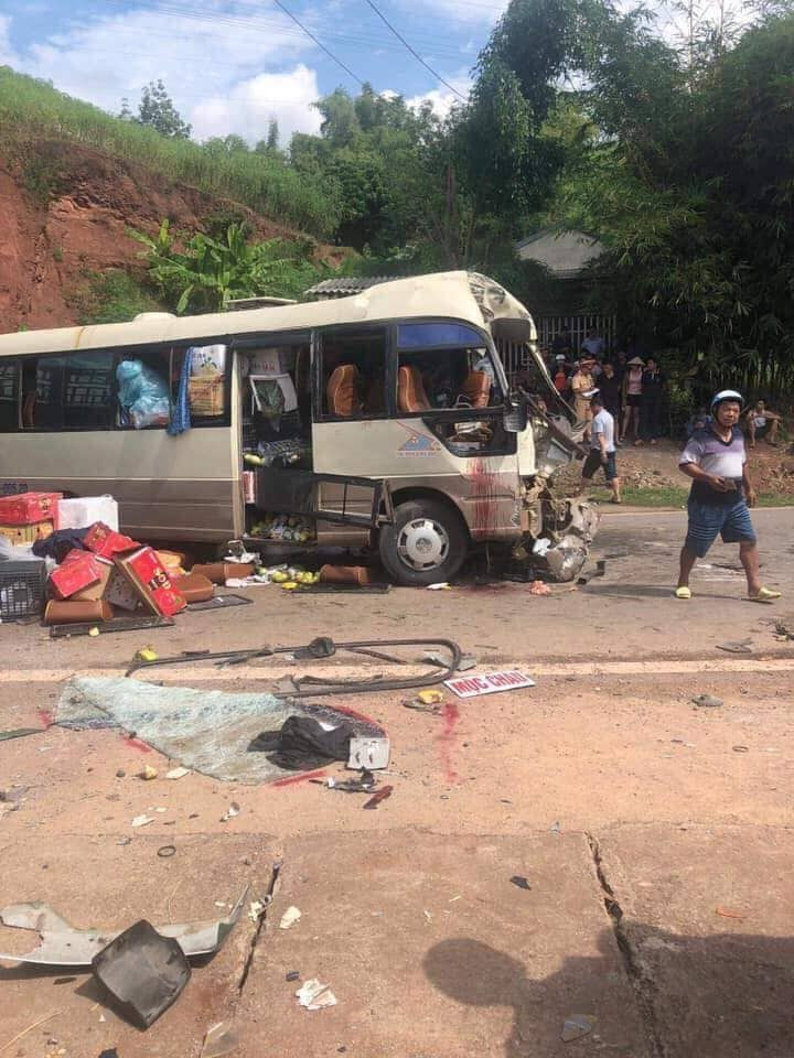 Xe tai doi dau xe khach, hon 10 nguoi bi thuong