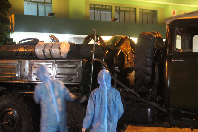 Binh chủng Hóa học phun thuốc tại Bệnh viện Đà Nẵng – nơi đang cách ly hơn 2.000 người.