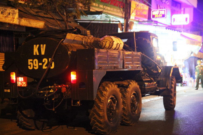 Để vận hành phun hóa học, đơn vị đã điều hơn 50 chiến sĩ trực tiếp làm nhiệm vụ phối hợp cùng lực lượng Kiểm soát quân sự, lực lượng CSGT Công an TP Đà Nẵng bảo vệ vòng ngoài.