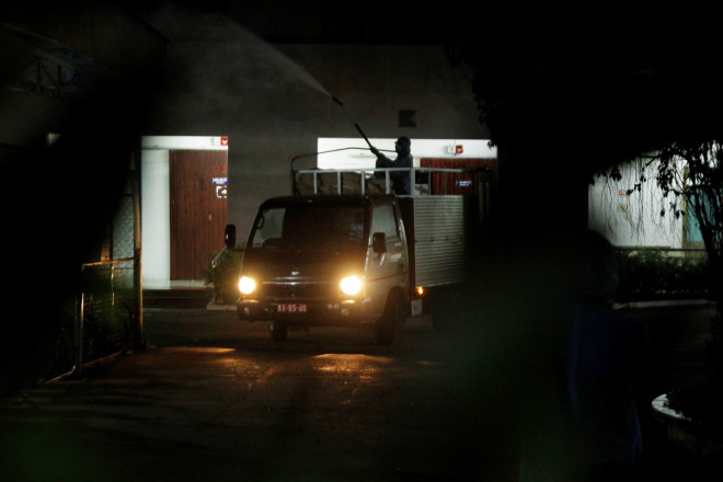 Sau 30 phút, 2 xe trong số 8 xe đã rời Bệnh viện C di chuyển qua Bệnh viện Đà Nẵng. Xe di chuyển hướng về cổng Bệnh viện Đà Nẵng đường Quang Trung tiến hành phun hóa chất. Người dân hiếu kỳ được yêu cầu tránh xa đoàn xe. Đồng thời, tuyến đường tiếp tục được phong tỏa, Bệnh viện Đà Nẵng được canh chừng, đề phòng sự cố. Đến hơn 22 giờ, đoàn xe hoàn thành nhiệm vụ. Các chiến sĩ dần rút khỏi Bệnh viện Đà Nẵng. Lực lượng y tế lập tức đóng cổng, tiếp tục công tác phong tỏa, cách ly toàn bộ y bác sĩ, người bệnh bên trong.