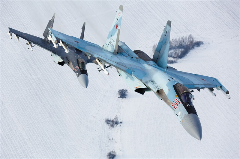 Thương vụ 11 tiêm kích Su-35 cho Không quân Indonesia đã được ký kết với Công ty Cổ phần Rosoboronexport tại Jakarta vào ngày 14/2/2018. Nhưng cho đến nay nó vẫn chưa có hiệu lực. Indonesia ban đầu dự kiến 2 chiếc Su-35 đầu tiên sẽ được chuyển đến nước này vào tháng 8/2019 - trước Ngày Lực lượng Vũ trang (ngày 5/10).
