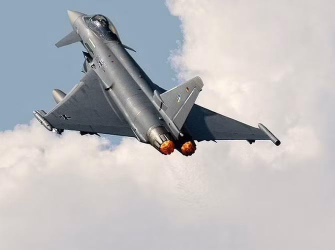 EF-2000 được trang bị các loại tên lửa không đối đất tầm ngắn AGM-65, tên lửa hành trình KEPD 350 tầm bắn 500km, tên lửa hành trình Storm Shadow và bom dẫn đường laser Paveway.