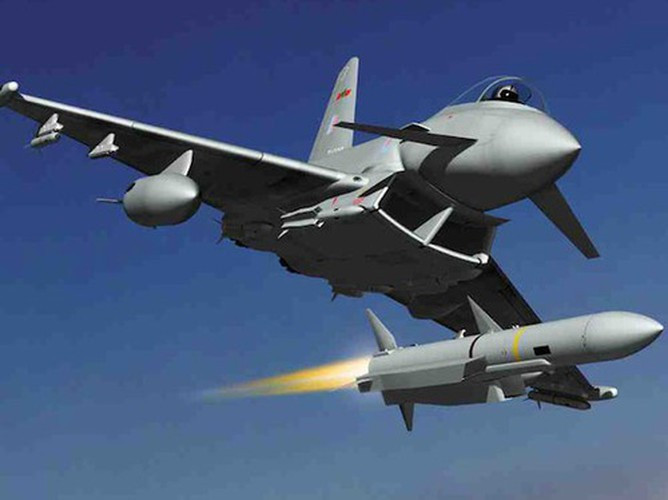 13 điểm treo trên cánh và bụng cho phép EF-2000 mang theo tổng cộng khoảng 8 tấn vũ khí.