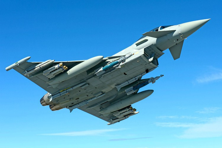 EF-2000 Typhoon là tiêm kích đa năng thế hệ 4 nổi tiếng do liên doanh Eurofighter GmbH (gồm Tập đoàn EADS của Đức – Tây Ban Nha; BAE System của Anh và Aleni Aeronautica của Italy) cùng hợp lực nghiên cứu phát triển.