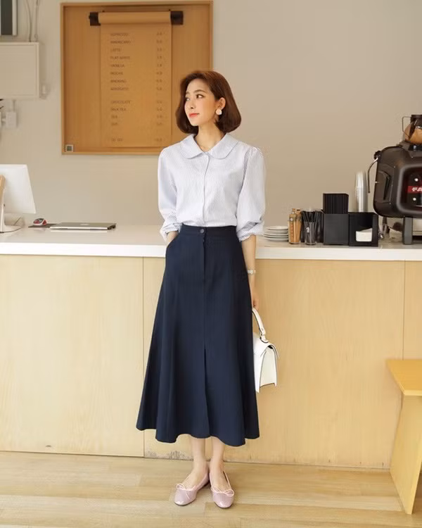 Để mang hơi hướng retro, người mặc có thể kết hợp với váy hoa cạp cao. Lựa chọn váy họa tiết, chất liệu mỏng càng khẳng định gu thời trang cổ điển của bạn.