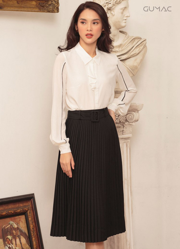 Trường hợp yêu vẻ đẹp gợi cảm, bạn gái nên buông vài cúc áo để lộ xương quai xanh thanh tú.