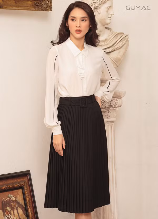 Trường hợp yêu vẻ đẹp gợi cảm, bạn gái nên buông vài cúc áo để lộ xương quai xanh thanh tú.