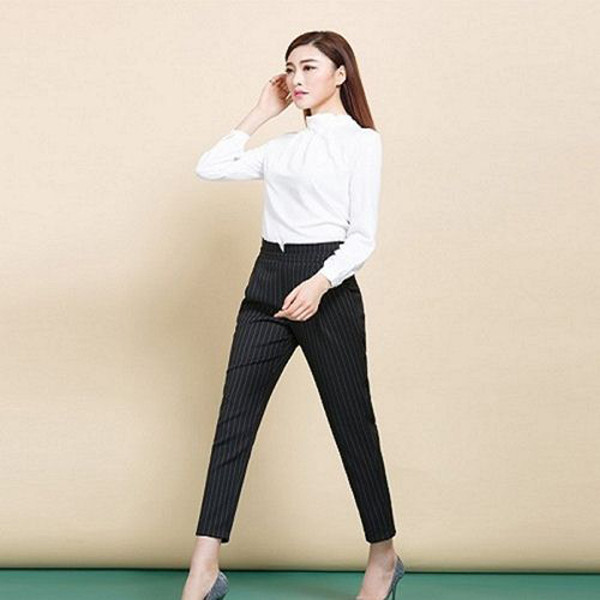 Gu thời trang này thích hợp với chị em trung niên. Vẻ nghiêm túc của áo sơ mi trắng sẽ không còn cứng nhắc khi được kết hợp với giày vải cao cổ.