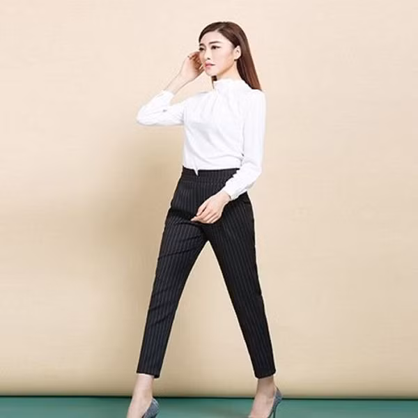 Gu thời trang này thích hợp với chị em trung niên. Vẻ nghiêm túc của áo sơ mi trắng sẽ không còn cứng nhắc khi được kết hợp với giày vải cao cổ.